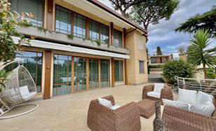 Luxury furnished villa with a guest house and a garden in Rome, Lazio, Italy for 2,950,000 €