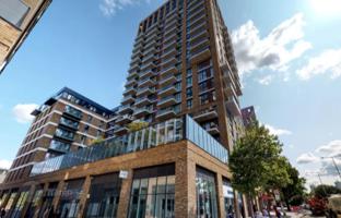 Two-bedroom apartment with a parking space in a residence with a garden, Woolwich, London, UK for £550,000