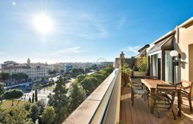 One-bedroom apartment with stunning views of the sea and the old town of Nice, Cote d'Azur, France for 1,050,000 €