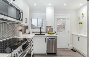 9-bedroom house in Etobicoke for C$1,446,000