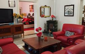 Large furnished mansion with a park-like garden and a separate guest house for 670,000 €