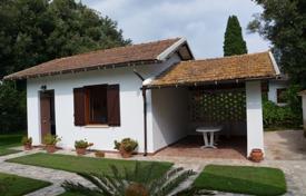 Single-storey villa with a swimming pool and a guest house in a quiet area, Sabaudia, Italy for 9,900 € per week
