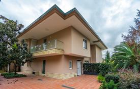 Modern villa in Istanbul (Sariyer district) with a sea view of the Bosphorus, private swimming pool, garage for 3 cars, heated floors for $17,956,000