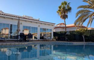 Sunny, well-kept cottage with a pool and a parking in Castillo Caleta de Fuste, Canary Islands, Spain for 520,000 €