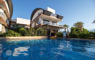 Three-level villa with pool and garden views in Döşemealti, Antalya, Türkiye for 39,531,000 TRY