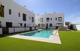 Semi-detached villa with 3 bedrooms and private solarium in Pilar de la Horadada for 300,000 €