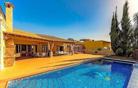 One-story villa with a backyard, a swimming pool, a relaxation area and a garden, Costa Adeje, Spain for 2,950,000 € One-story villa with a backyard, a swimming pool, a relaxation area and a garden, Costa Adeje, Spain for 2,950,000 €