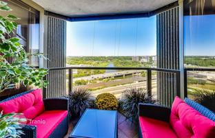 2-bedroom apartment in Lake Shore Boulevard West for C$1,088,000