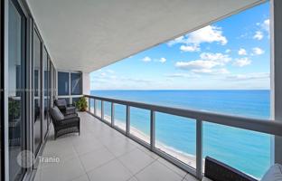 2-bedroom apartments in condo 145 m² in Miami Beach for $2,650,000