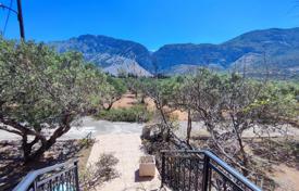 Large property including 4 bedroom house, guest apartment, old stone house for renovation and 200 olive trees in charming location for 600,000 €