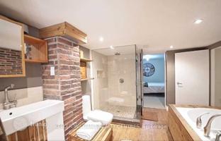 9-bedroom house in Etobicoke for C$2,401,000