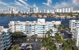Condo – North Miami Beach, Florida, USA for $352,000