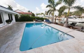 Cozy villa with a backyard, a swimming pool, a garage and a terrace, Miami Beach, USA for 1,635,000 €