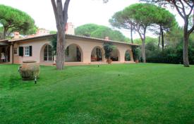 Classical villa with a garden and a kids' playground, surrounded by the pine park, 300 meters from the beach, Roccamare, Italy for 11,000 € per week