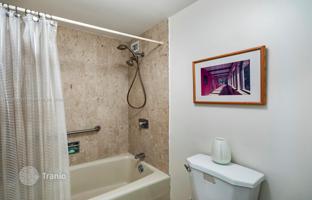 2-bedroom apartments in condo 136 m² in Miami for $285,000