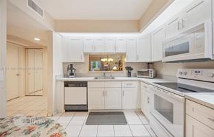 2-bedroom apartments in condo 112 m² in Pembroke Pines for $274,000