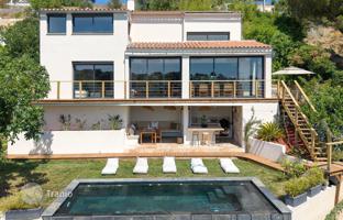 Renovated villa with a pool, a garden and a garage in Nice, Côte d'Azur, France for 2,290,000 €