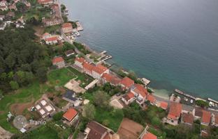 Land plot 585 m² in Prčanj for 275,000 €