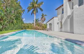 Cozy villa with a backyard, a swimming pool, a garden, a terrace and two garages, Miami Beach, USA for 2,098,000 €