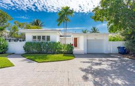 Cozy villa with a pool, a garage, a dock and a terrace, Miami Beach, USA for $1,579,000