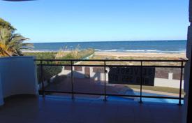 Three-bedroom apartment right on the beach in Denia, Alicante, Spain for 350,000 €