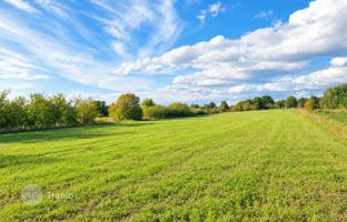 Land plot 8,650 m² in Krmed for 460,000 €