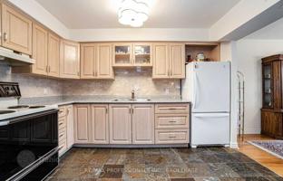 6-bedroom apartment in Etobicoke for C$703,000
