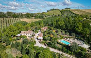 Traditional estate with huge grounds and beautiful views in Fermo, Marche, Italy for 1,100,000 €