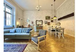 Bright and Renovated 2 bedroom flat in quiet building and location on Rozsa utca in VII for 221,000 €