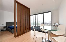 Studio with a panoramic view in a high-rise residence with a roof-top terrace, a putting green and conference rooms, London, UK for $713,000