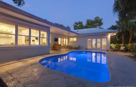 Comfortable villa with a backyard, a pool, a sitting area and a garage, Fort Lauderdale, USA for $2,275,000