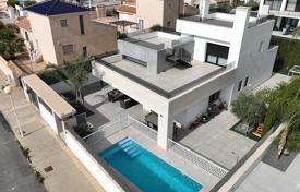Modern villa with solarium, basement and private pool, close to the beach in La Zenia for 985,000 €