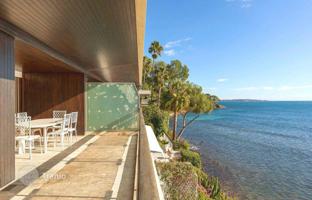 Sunny two-bedroom apartment right on the seafront in Cannes, France for 1,900,000 €