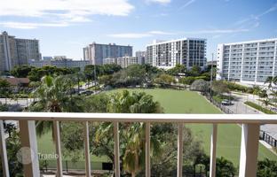 1-bedroom apartments in condo 97 m² in Sunny Isles Beach for $365,000