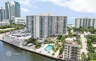 2-bedroom apartments in condo 118 m² in South Ocean Drive for $439,000