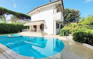 Bright two-storey villa with a swimming pool in Marina di Pietrasanta, Tuscany, Italy for 1,250,000 €