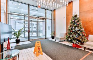 2-bedroom apartment in Lake Shore Boulevard West for C$891,000