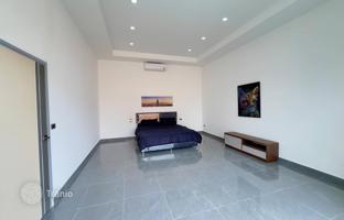 6-bedroom villa 585 m² in Pattaya for $1,130,000