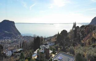 Luxury villa with pool, garden and lake view, Costermano, Italy for 1,150,000 €