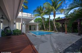Tropical villa with a plot, a pool and a balcony, Key Biscayne, USA for $2,575,000