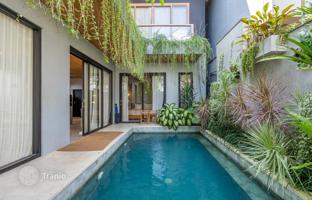 5-bedroom villa 290 m² in Batu Bolong Beach for $274,000