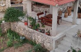 House of 280 m² and 2000 m² plot, with a panoramic view of the sea and the city, Skaljari-Kotor for 500,000 €
