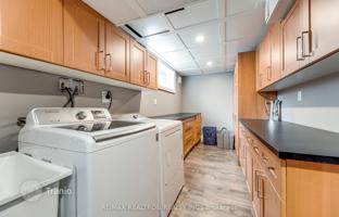 9-bedroom house in Etobicoke for C$1,875,000