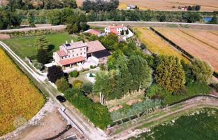 Spacious country house surrounded by greenery, just 10 minutes from the seaside of Jesolo, Italy for 550,000 €