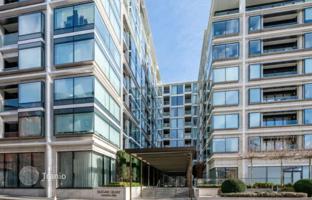 One-bedroom apartment next to Tower Bridge, City of London, UK for £830,000