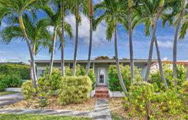 Cozy cottage with a private garden and a veranda, Surfside, USA for $725,000