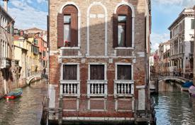 Elegant historic property in the suggestive Murano Island — Venice. Price on request