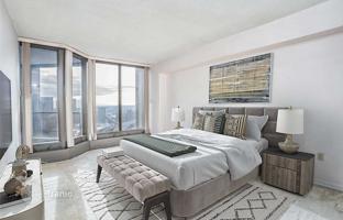 2-bedroom apartment in Lake Shore Boulevard West for C$1,042,000
