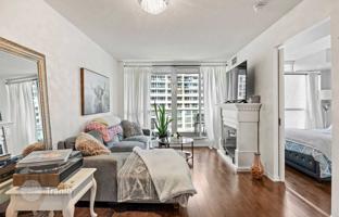 2-bedroom apartment in Fort York Boulevard for C$830,000