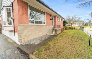 3-bedroom house in Etobicoke for C$1,189,000